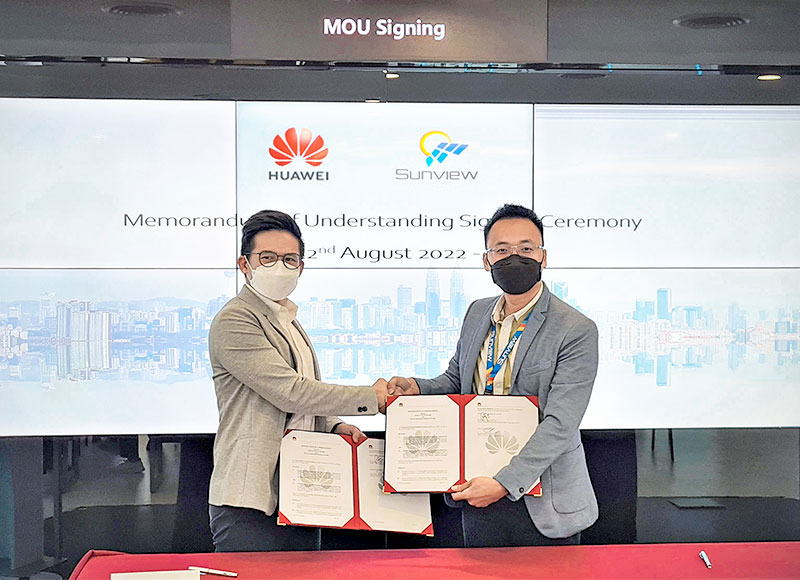 Left-right: Vice President of Digital Power Business, Huawei Malaysia, Mr Chong Chern Peng; Chief Executive Officer, Fabulous Sunview Sdn Bhd, Mr Ong Hang Ping