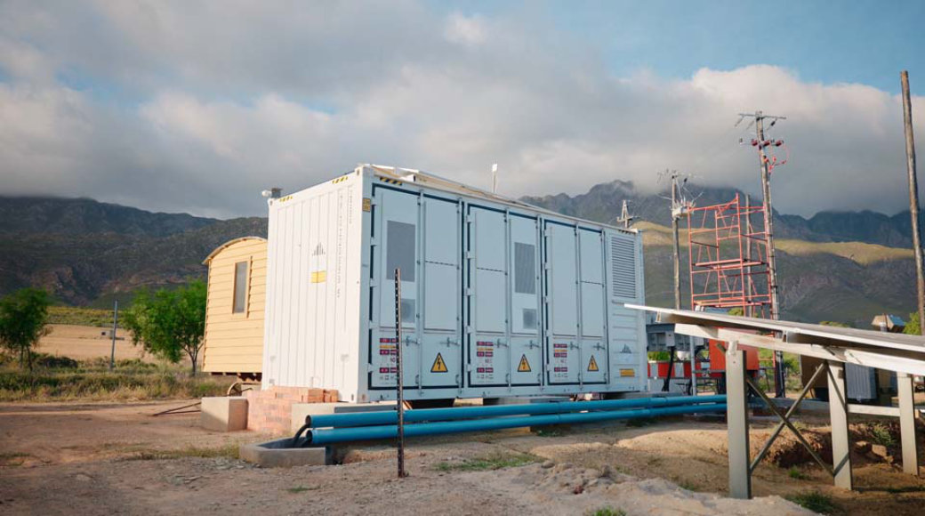 Güneş enerjisi ve depolanmış enerjiyle Güney Afrika'daki bir çiftliğe tam güç sağlanıyor