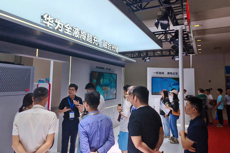 在会场展区华为数字能源展出了全液冷超充解决方案