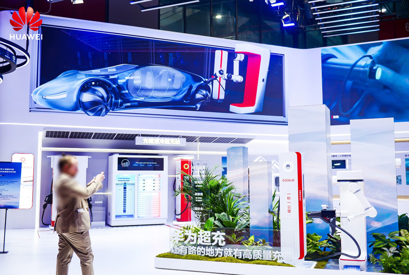 华为超充展台现场