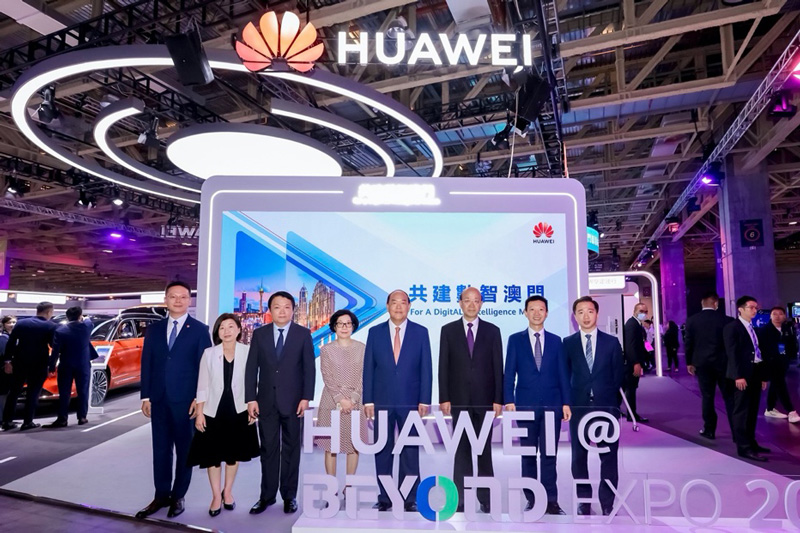 澳门特别行政区行政长官贺一诚一行参观华为展台